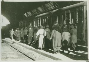 Cerimonia della traslazione della salma del Milite Ignoto - Firenze - Stazione di Santa Maria Novella - Corteo lungo il treno con la bara del Milite Ignoto