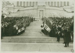 Cerimonia della traslazione della salma del Milite Ignoto - Roma - Monumento a Vittorio Emanuele II - Altare della Patria - Scalinata - Parata militare al passaggio della bara del Milite Ignoto