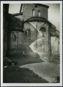 Badia di Dulzago - Chiesa di S. Giulio. Esterno, veduta dell'abside triconca.