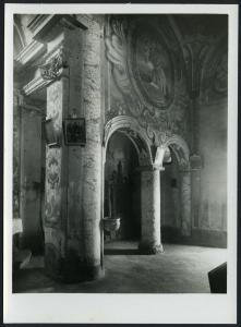 Badia di Dulzago - Chiesa di S. Giulio. Interno, particolare della navata destra affrescata con figure di santi.