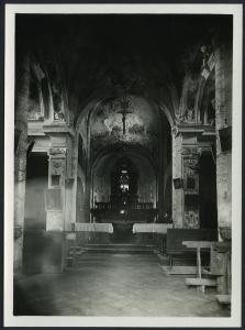 Badia di Dulzago - Chiesa di S. Giulio. Interno, veduta della navata centrale con l'altare maggiore.