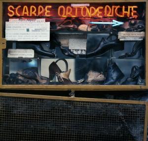 Milano - Vetrina di scarpe ortopediche - Insegna al neon e cartelli