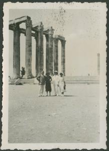 Atene - Tempio di Zeus Olimpio - Ritratto di gruppo - Marieda Di Stefano, Mariuccia Mendini e due uomini