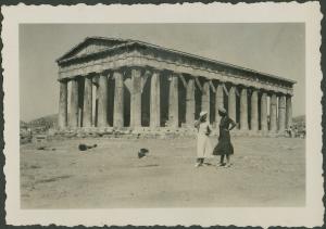 Atene - Tempio di Efesto, Theseion - Ritratto femminile - Marieda Di Stefano con Mariuccia Mendini