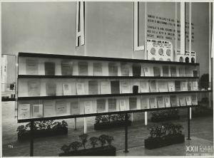 Milano - Fiera campionaria del 1941 - Stand Farmitalia - Vetrina con volumi