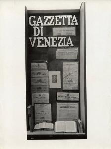 V Triennale - Mostre nel parco - Padiglione della stampa - Stampa italiana contemporanea - Vetrina della "Gazzetta di Venezia"