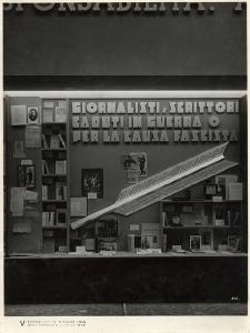 V Triennale - Mostre nel parco - Padiglione della stampa - Stampa italiana contemporanea - Vetrina dei Giornalisti e scrittori caduti in guerra o per la causa fascista