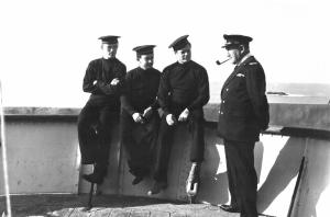 Fotografia del film "Cuori sul mare" - Regia Giorgio Bianchi 1949 - Gli attori Jacques Sernas, Marcello Mastroianni, Charles Vanel e Paolo Panelli su una nave.