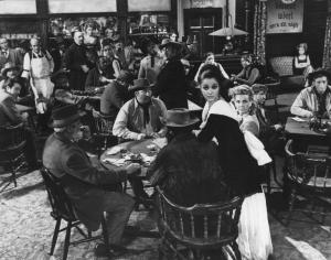 Fotografia del film "Da uomo a uomo" - Regia Giulio Petroni 1967 - Attori non identificati all'interno di un saloon.