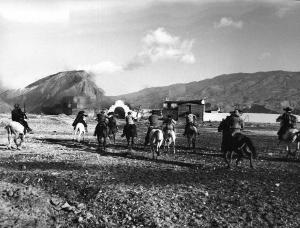 Fotografia del film "Da uomo a uomo" - Regia Giulio Petroni 1967 - Attori non identificati a cavallo.