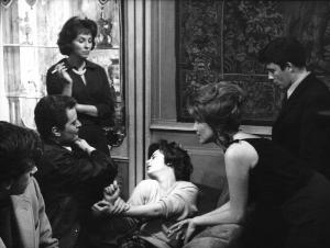 Fotografia del film "I delfini" - Regia Francesco Maselli 1960 - Gli attori Sergio Fantoni, Betsy Blair, Anna Maria Ferrero, Claudia Cardinale, Gérard Blain dialogano.