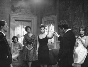 Fotografia del film "I delfini" - Regia Francesco Maselli 1960 - Gli attori Enzo Garinei, Anna Maria Ferrero, Betsy Blair, Claudia Cardinale, Tomas Milian, Antonella Lualdi in un salone.