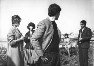 Fotografia del film "I delfini" - Regia Francesco Maselli 1960 - Gli attori Claudia Cardinale, Betsy Blair, Antonella Lualdi, Tomas Milian, Gérard Blain in un campo.