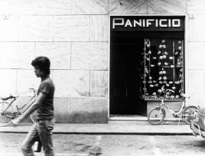 La sagra. La vetrina del pane. Esterno di panificio.