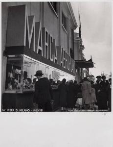 Fiera di Milano - Campionaria 1935 - Padiglione delle industrie del cuoio - Vetrina espositiva esterna delle scarpe marca Aeroplano