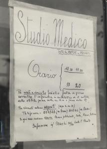 Milano - Quartiere Gratosoglio - Cartello con orari di studio medico affisso a una vetrina