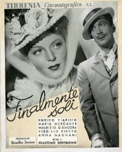 Collage del film "Finalmente soli" - Gentilomo, Giacomo, 1942 - In alto a sinistra: primo piano di Maria Mercader con indosso un cappello decorato da un velo chiaro e da fiori. Davanti: mezza figura di Maurizio D'Ancora che osserva verso sinistra.