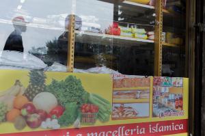 Provincia di Bergamo - Località Zingonia - Negozi di prodotti alimentari - Macelleria islamica - Vetrina