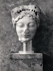 Scultura - Testa di una Kore (inv. n. 643), 510 a.C. ca. - Ambito attico - Grecia - Atene - Museo dell'Acropoli - Interno - Sala - Primo Piano, vetrina 10, n. 2