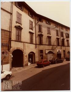 Albergo Commercio - Bergamo - Complesso di Santo Spirito - Esterno: via Torquato Tasso - Automobili parcheggiate - Signora guarda una vetrina - Negozi - Polleria