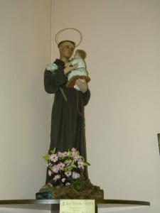 Sant'Antonio da Padova tiene in braccio Gesù bambino