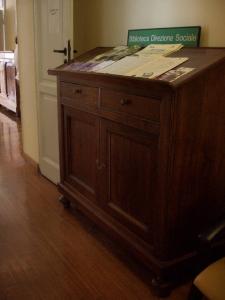 Credenza con piano inclinato