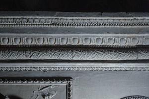 CORNICE ARCHITETTONICA CON MOTIVI DECORATIVI