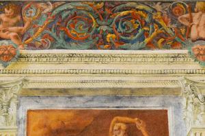 CORNICE ARCHITETTONICA CON MOTIVI DECORATIVI