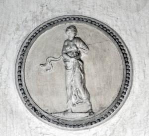 FIGURA FEMMINILE PANNEGGIATA