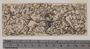 Due putti tra un vaso e foglie ornamentali