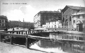 Milano. Naviglio. Via Vallone e via Olocati