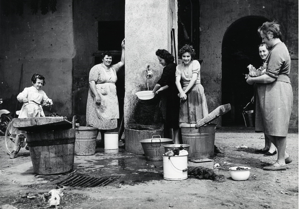 Donne al lavoro nella corte di una cascina milanese, 1958, studente (archivio storico corsi di fotografia CFP Bauer)